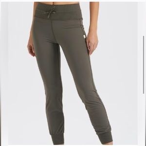 NWT Vuori daily jogger